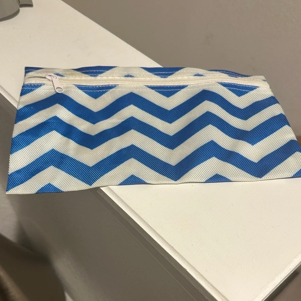 ALOHA Collection Blue and White Zipper Bag